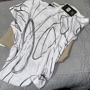 Sz M ⭐️NWT Evidence Graphic Sparkling Love/Heart Print T- Shirt.